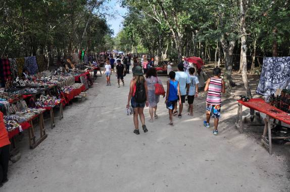 Muitos vendedores ambulantes em Chichen-Itza, na península do Yucatán, no México